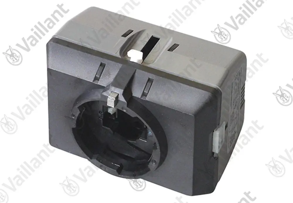 Schwarzer Motor von Vaillant, rechteckige Bauform mit einer runden Öffnung an der Vorderseite und mehreren Anschlussmöglichkeiten auf der Rückseite.